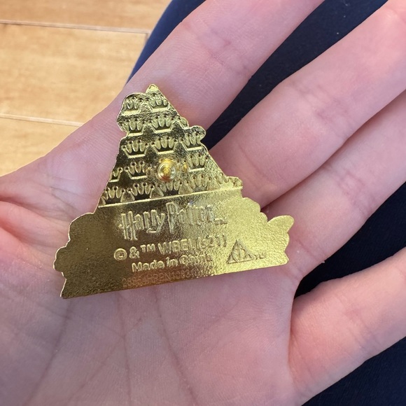 Harry Potter Gold and Cream Triangle Brooch with Floral Design - Picture 2 of 2